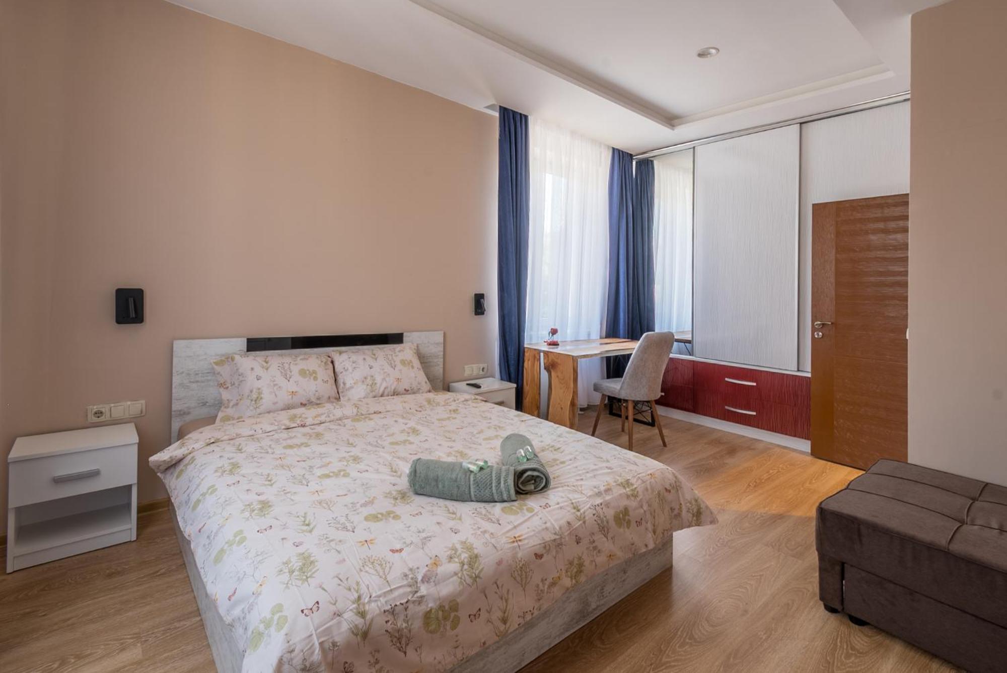 3bdr, Center Retreat, Heart, Free Parking Apartment